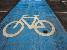 Strasse, blauer Belag mit Fahrrad Symbol