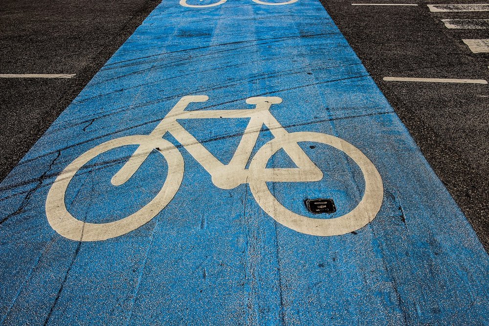 Strasse, blauer Belag mit Fahrrad Symbol